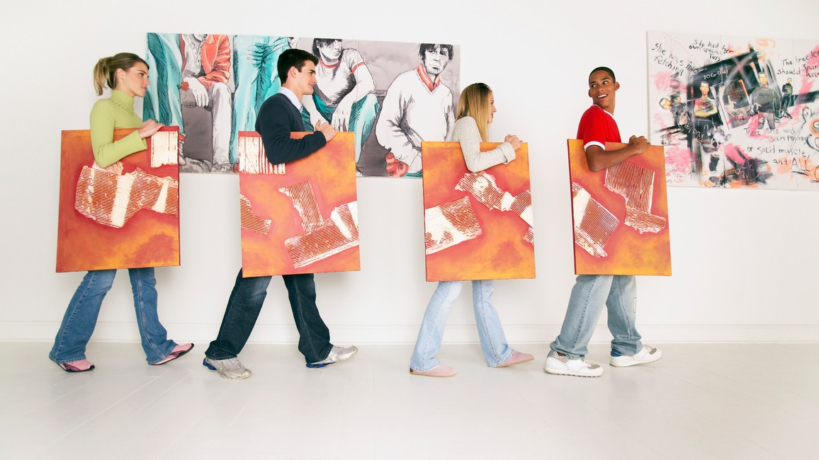 Vier junge Menschen beiderlei Geschlechts gehen hintereinander vorbei an aufgehängten modernen Gemälden, die nur ausschnittsweise zu sehen sind. Unterm Arm halten sie dabei jeweils ein rechteckiges, abstraktes Gemälde, das vornehmlich in Orangetönen gehalten ist.
